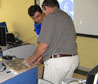 Joaqun Fonoll y Rafael Garca preparando el Taller Otros perifricos para acceder al ordenador: la alfombra de baile para PSP.